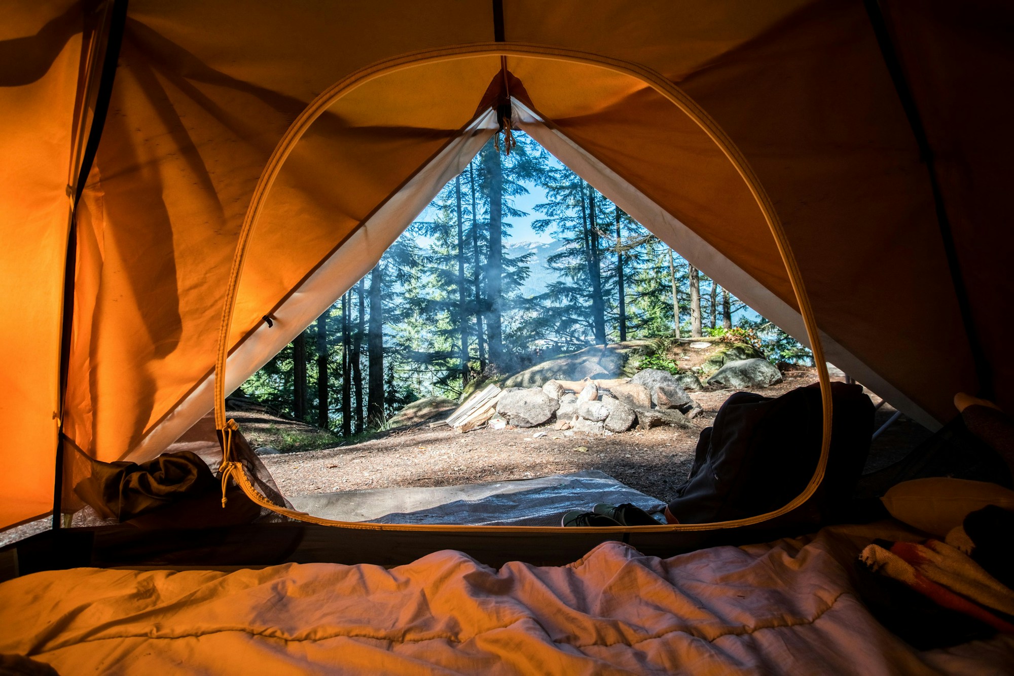 Interior tenda camping menghadap hutan