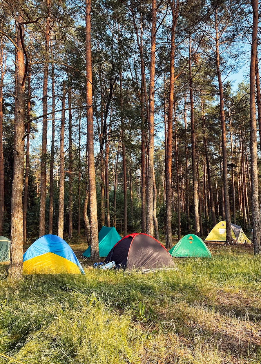 Tenda camping berwarna-warni di area hutan